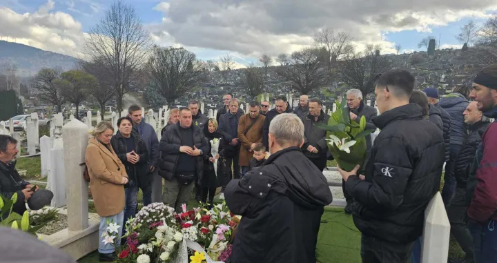 Okupljanej na mezaru Halida Bešlića/Čitatelj/