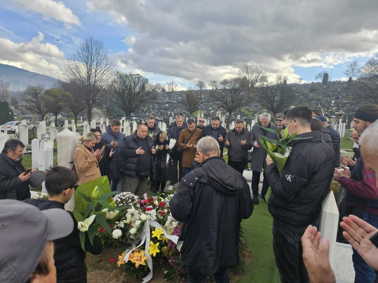 Okupljanej na mezaru Halida Bešlića/Čitatelj/