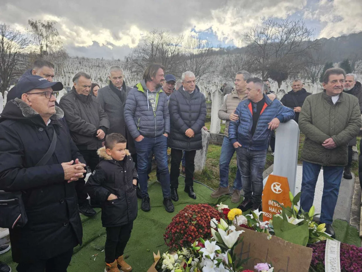 Okupljanej na mezaru Halida Bešlića/Čitatelj/