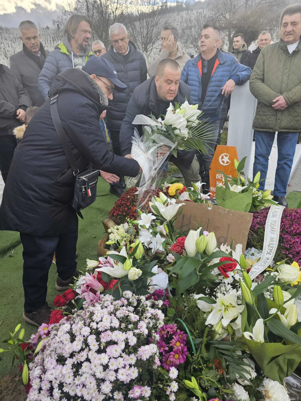 Okupljanej na mezaru Halida Bešlića/Čitatelj/