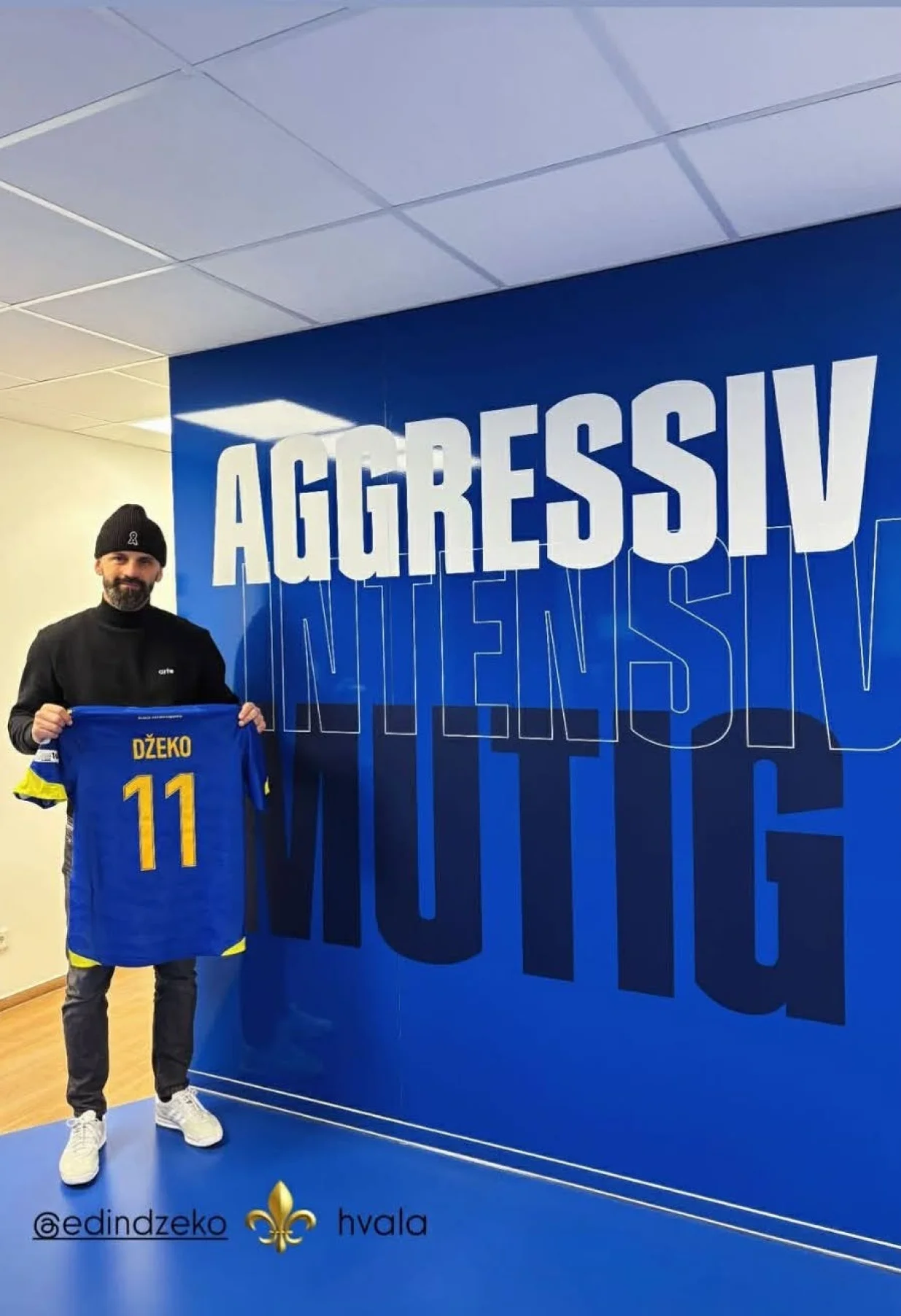 Miron Muslić sa Džekinim dresom/Foto: 