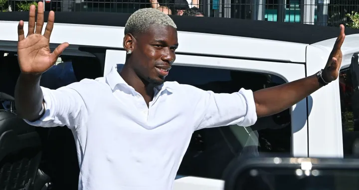 epa10061127 New Juventus' player Paul Pogba arrives at the J Medical center to undergo medical tests, in Turin, Italy, 09 July 2022. The French international has arrived in Turin to complete his return to Italian Serie A soccer side Juventus on a free transfer. EPA/Alessandro Di Marco/Foto: Alessandro Di Marco
