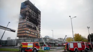 Zagreb, Hrvatska - 18. studenoga 2025:Vatrogasci završavaju gašenje požara na zgradi Vjesnika u Zagrebu, glavnom gradu Hrvatske, koja je cijelu noć gorjela (Stipe Majic - Anadolu Agency)/
