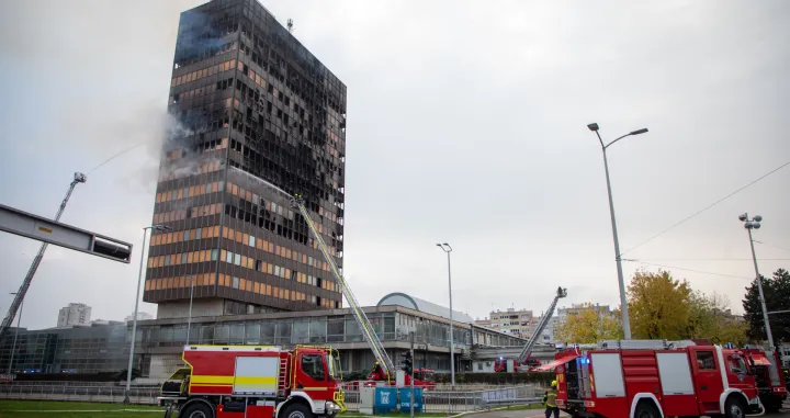 Zagreb, Hrvatska - 18. studenoga 2025:Vatrogasci završavaju gašenje požara na zgradi Vjesnika u Zagrebu, glavnom gradu Hrvatske, koja je cijelu noć gorjela (Stipe Majic - Anadolu Agency)/