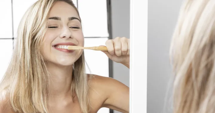 Cijeli život perete zube pogre&scaron;no/Free Pik