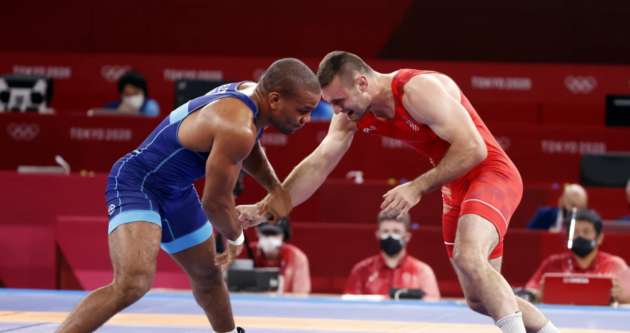 epa09390713 Ivan Huklek of Croatia (R) in action against Zhan Beleniuk of Ukraine (L) in the Men's Greco-Roman 87kg semifinal of the Wrestling events of the Tokyo 2020 Olympic Games at the Makuhari Messe convention centre in Chiba, Japan, 03 August 2021. EPA/RITCHIE B. TONGO/Foto: Ritchie B. Tongo