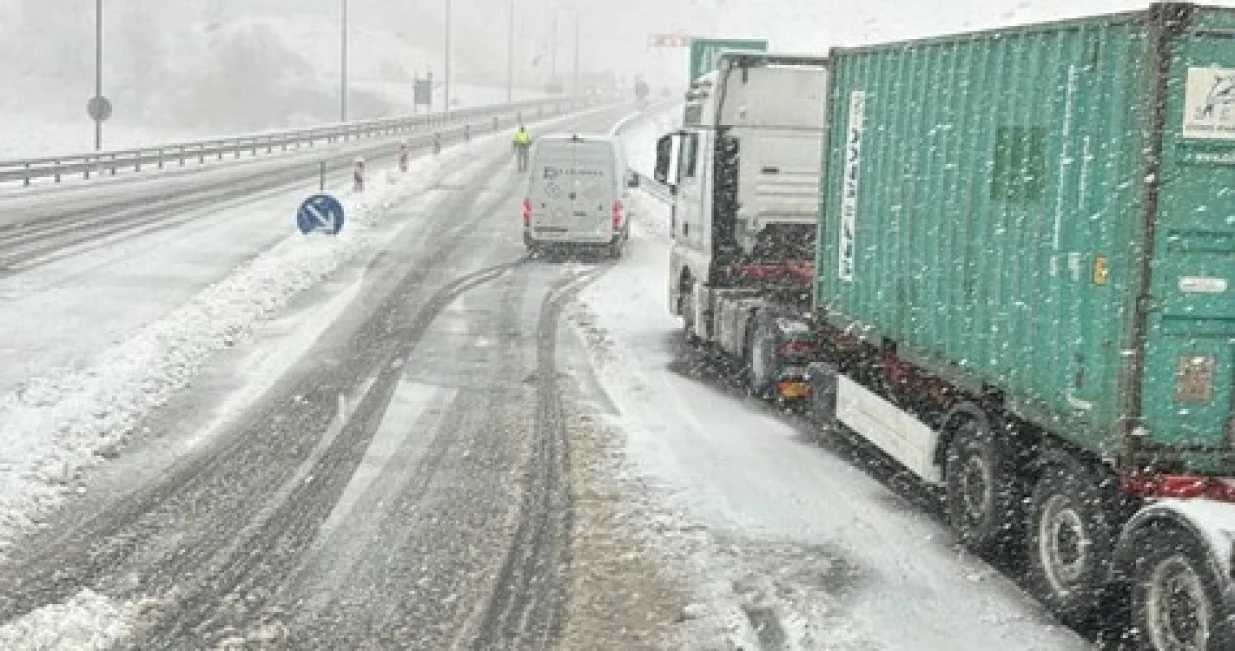 snijeg, autoput, otežan saobraćaj/Viber/Viber