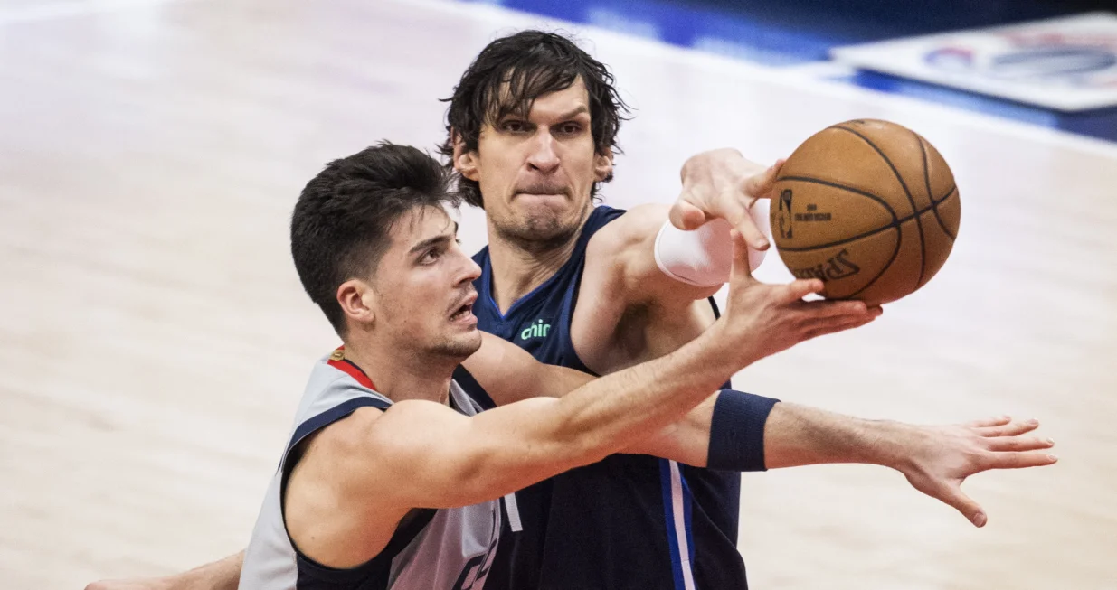 epa09114827 Washington Wizards forward Deni Avdija (L) and Dallas Mavericks center Boban Marjanovic (R) jostle for the ball during the second half of the NBA basketball game between the Washington Wizards and the Dallas Mavericks at Capital One Arena in Washington, DC, USA, 03 April 2021. EPA/JIM LO SCALZO SHUTTERSTOCK OUT/Foto: Jim Lo Scalzo
