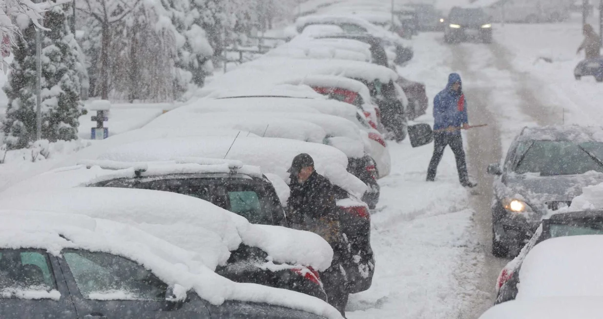 snijeg u sarajevu, lopatanje, čišćenje snijega/Senad Gubelić