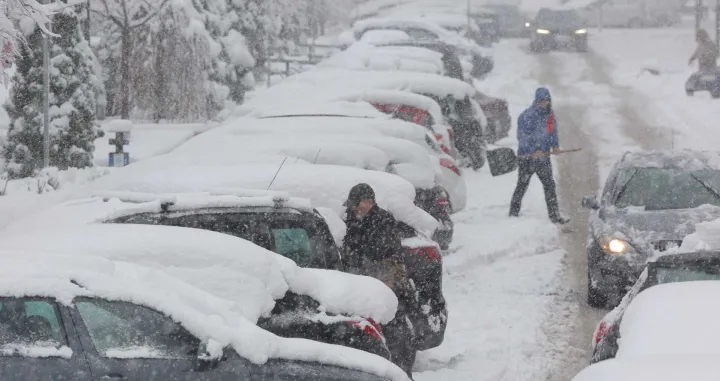snijeg u sarajevu, lopatanje, čišćenje snijega/Senad Gubelić