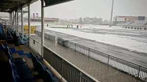 Čisti se snijeg na Gradskom stadionu u Prijedoru (FOTO: Dragan Stojnić/Info Prijedor)/Foto: 