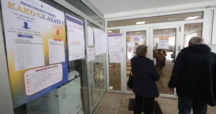 Prijevremeni izbori za predsjednika Republike Srpske. Istočno Sarajevo - Lukavica glasanje/Senad Gubelić