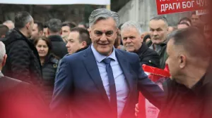 Sudu BiH danas se nastavlja suđenje predsjedniku bh. entiteta Republika Srpska Miloradu Dodiku i vršiocu dužnosti direktora Službenog glasnika Milošu Lukiću, optuženima za nesprovođenje odluka viskog predstavnika/Senad Gubelić