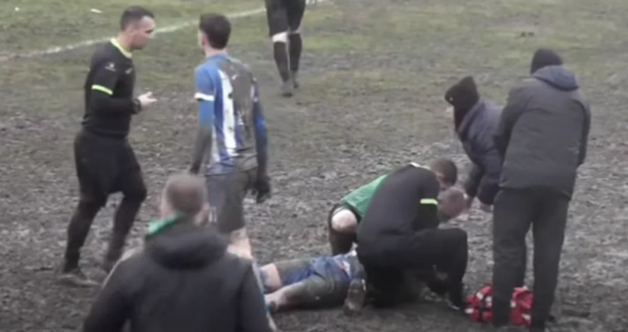 Sudija Admir Delić pomaže igraču/Foto: 