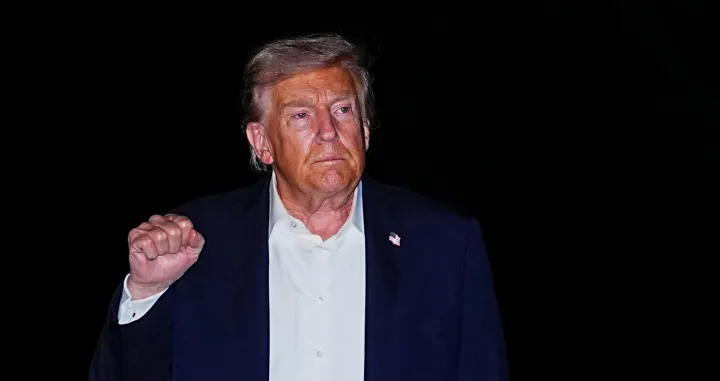 U.S. President Donald Trump gestures while walking as he arrives back at the White House, after participating in a world leaders' summit in Egypt on ending the Gaza war, amid a ceasefire between Israel and Hamas in Gaza, in Washington, D.C., U.S., October 14, 2025. REUTERS/Aaron Schwartz/Aaron Schwartz