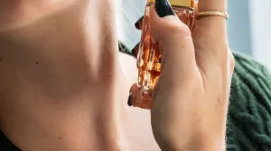 Nanošenje parfema//