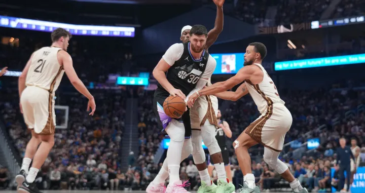 Nov 24, 2025; San Francisco, California, USA; Utah Jazz center Jusuf Nurkic (30) holds onto the ball next to Golden State Warriors guard Stephen Curry (30) in the third quarter at the Chase Center. Mandatory Credit: Cary Edmondson-Imagn Images/Foto: Cary Edmondson