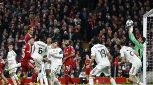 Soccer Football - UEFA Champions League - Liverpool v Real Madrid - Anfield, Liverpool, Britain - November 4, 2025 Liverpool's Virgil van Dijk heads at goal as Real Madrid's Thibaut Courtois makes a save Action Images via Reuters/Jason Cairnduff/Foto: Jason Cairnduff