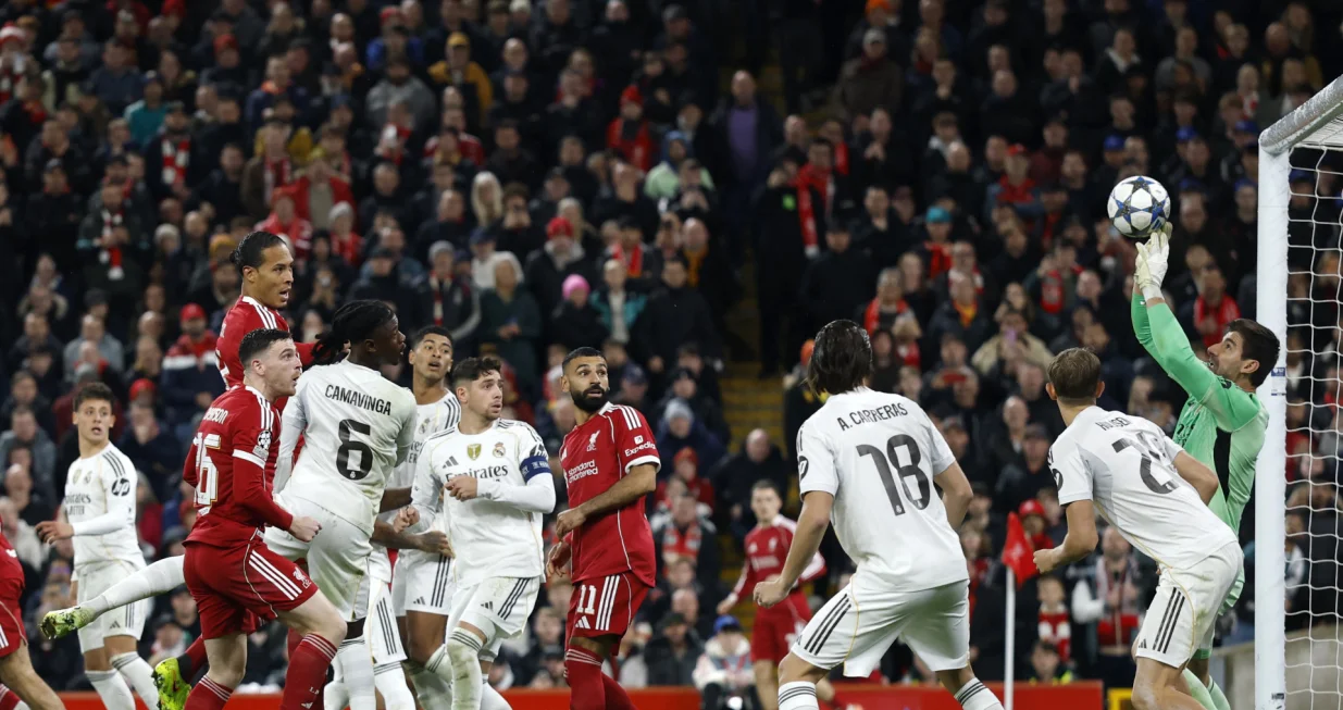 Soccer Football - UEFA Champions League - Liverpool v Real Madrid - Anfield, Liverpool, Britain - November 4, 2025 Liverpool's Virgil van Dijk heads at goal as Real Madrid's Thibaut Courtois makes a save Action Images via Reuters/Jason Cairnduff/Foto: Jason Cairnduff