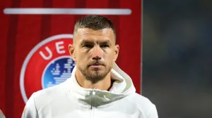 Soccer Football - FIFA World Cup - UEFA Qualifiers - Group H - Bosnia and Herzegovina v Romania - Stadion Bilino Polje, Zenica, Bosnia and Herzegovina - November 15, 2025 Bosnia and Herzegovina's Edin Dzeko lines up before the match REUTERS/Amel Emric/Foto: Amel Emric