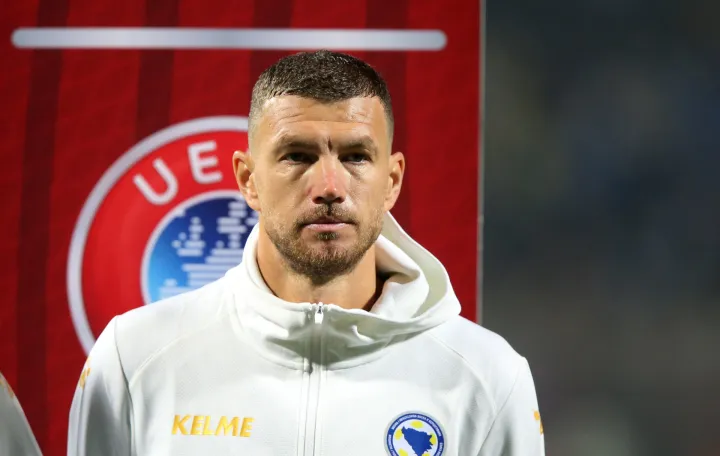 Soccer Football - FIFA World Cup - UEFA Qualifiers - Group H - Bosnia and Herzegovina v Romania - Stadion Bilino Polje, Zenica, Bosnia and Herzegovina - November 15, 2025 Bosnia and Herzegovina's Edin Dzeko lines up before the match REUTERS/Amel Emric/Foto: Amel Emric