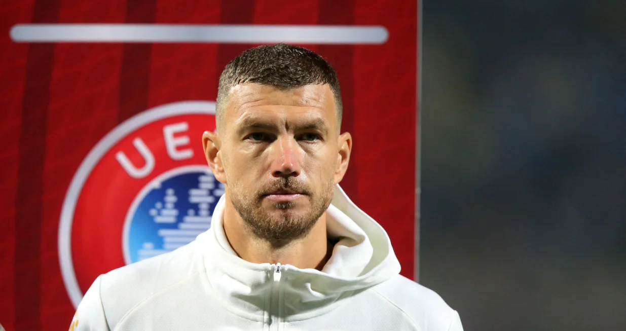 Soccer Football - FIFA World Cup - UEFA Qualifiers - Group H - Bosnia and Herzegovina v Romania - Stadion Bilino Polje, Zenica, Bosnia and Herzegovina - November 15, 2025 Bosnia and Herzegovina's Edin Dzeko lines up before the match REUTERS/Amel Emric/Foto: Amel Emric