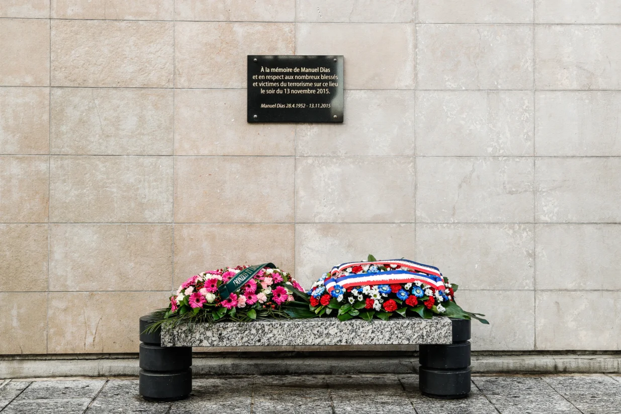 epa10303354 A commemorative plaque for the victims of the terror attacks of November 13, 2015 in which 130 people were killed, near Stade de France in Saint Denis, France, 13 November 2022. EPA/TERESA SUAREZ/POOL/Teresa Suarez/Pool
