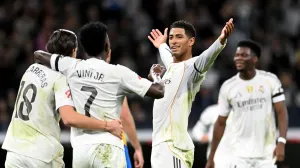 Soccer Football - LaLiga - Real Madrid v Valencia - Santiago Bernabeu, Madrid, Spain - November 1, 2025 Real Madrid's Jude Bellingham celebrates scoring their third goal with teammates REUTERS/Juan Barbosa/Foto: Juan Barbosa