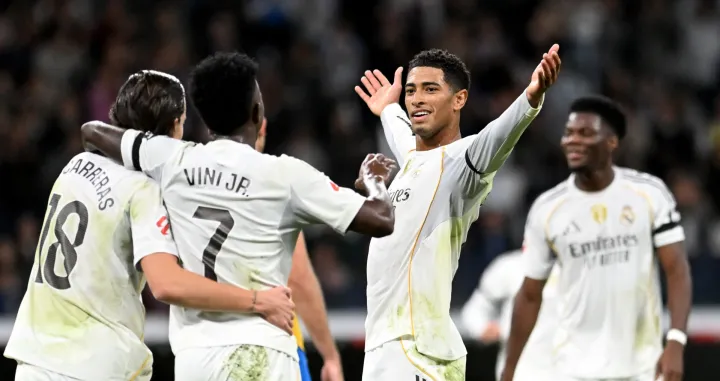 Soccer Football - LaLiga - Real Madrid v Valencia - Santiago Bernabeu, Madrid, Spain - November 1, 2025 Real Madrid's Jude Bellingham celebrates scoring their third goal with teammates REUTERS/Juan Barbosa/Foto: Juan Barbosa