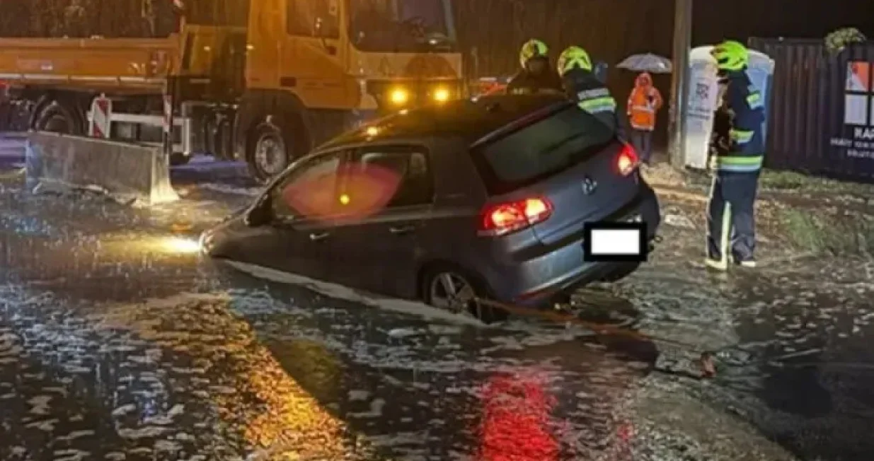 Automobil zaglavljen u bujici/Dalmacija Danas