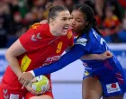 epa10316521 Djurdjina Jaukovic (L) of Montenegro is challenged by Pauletta Foppa of France for the ball during the bronze medal match between Montenegro vand France of the Women EHF EURO 2022 in Ljubljana, Slovenia, 20 November 2022. EPA/Zsolt Czegledi HUNGARY OUT/Foto: Zsolt Czegledi