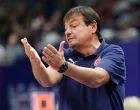 epa10175219 Turkey's head coach Ergin Ataman gestures during the FIBA EuroBasket 2022 Round of 16 match between Turkey and France at EuroBasket Arena Berlin, in Berlin, Germany, 10 September 2022. EPA/CLEMENS BILAN/Foto: Clemens Bilan