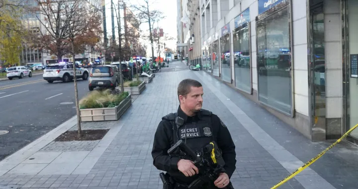 A uniformed U.S. Secret Service officer stands guard after two National Guard members were shot near the White House in Washington, D.C., U.S., November 26, 2025. REUTERS/Nathan Howard/Nathan Howard