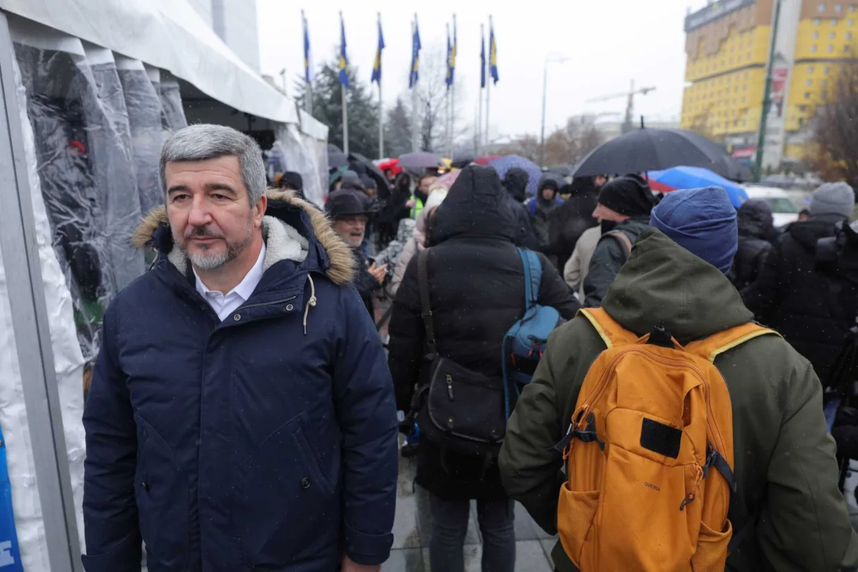 Protest uposlenika Radiotelevizije Bosne i Hercegovine (BHRT) počeo je ispred zgrade Parlamentarne skupštine Bosne i Hercegovine/Senad Gubelić