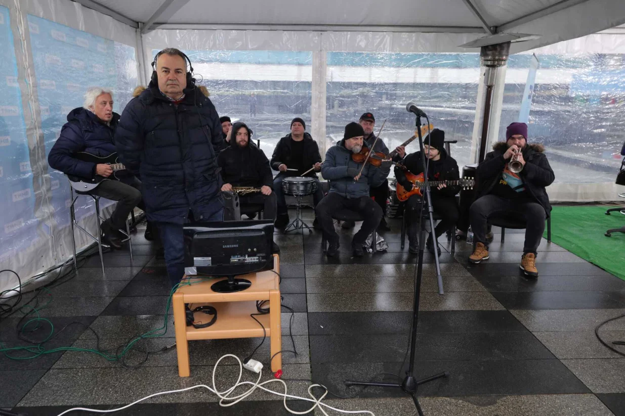 Protest uposlenika Radiotelevizije Bosne i Hercegovine (BHRT) počeo je ispred zgrade Parlamentarne skupštine Bosne i Hercegovine/Senad Gubelić