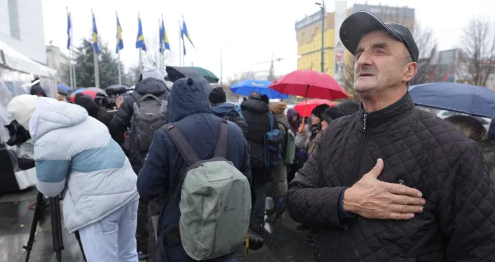 Protest uposlenika Radiotelevizije Bosne i Hercegovine (BHRT) počeo je ispred zgrade Parlamentarne skupštine Bosne i Hercegovine/Senad Gubelić