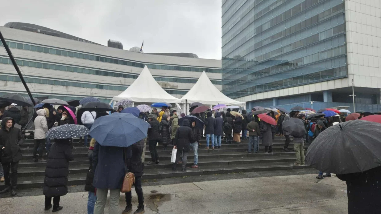 Protest uposlenika Radiotelevizije Bosne i Hercegovine (BHRT) počeo je ispred zgrade Parlamentarne skupštine Bosne i Hercegovine/Nedim Fetahović