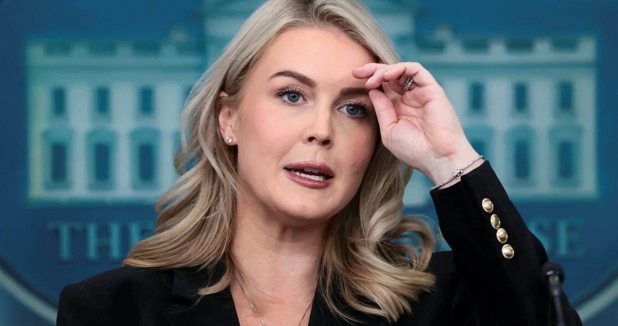 White House Press Secretary Karoline Leavitt fixes her hair as she speaks during a press briefing at the White House in Washington, D.C., U.S., November 20, 2025. REUTERS/Evelyn Hockstein/Evelyn Hockstein