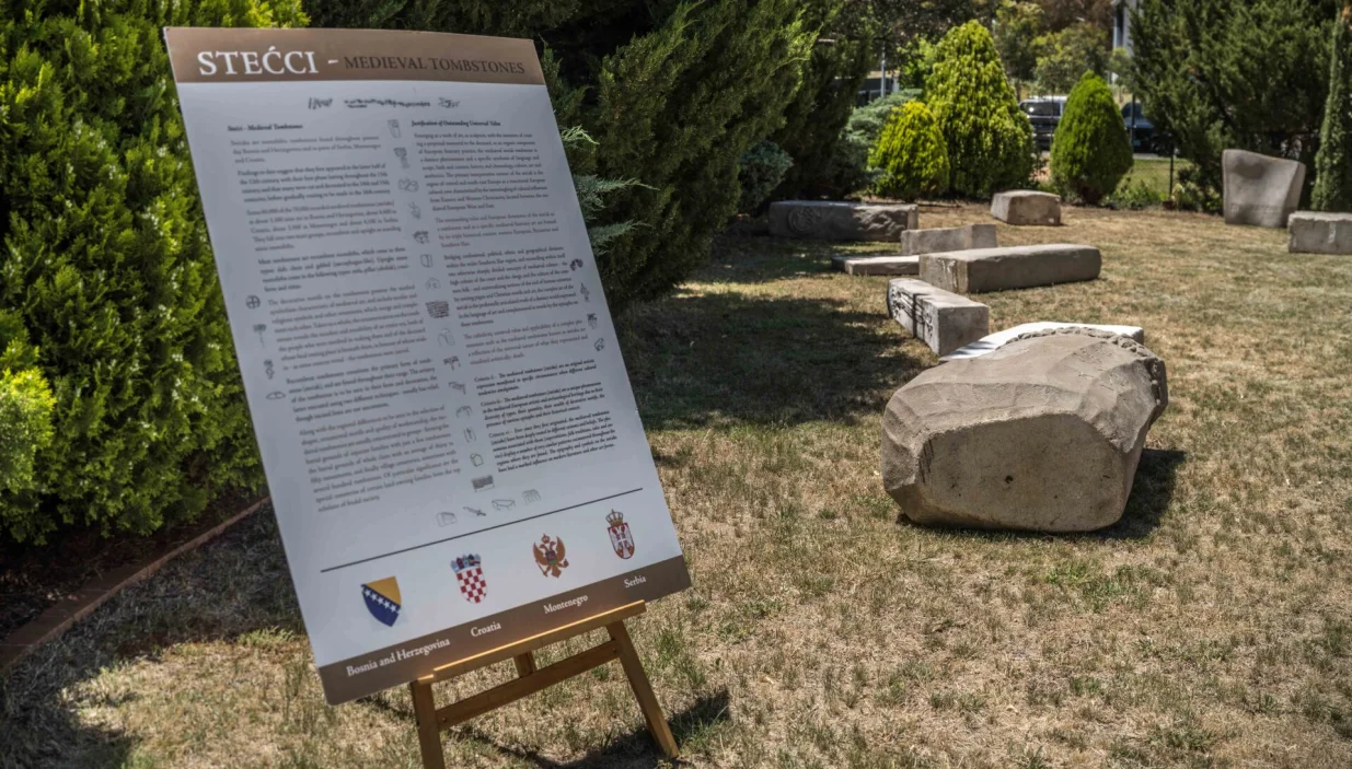 Radovi Adisa Fejzića, bosanskohercegovačko-australijskog skulptora, na temu stećaka i srednjovjekovne Bosne, u dvorištu Ambasade BiH u Canberri/Sead Nurkić