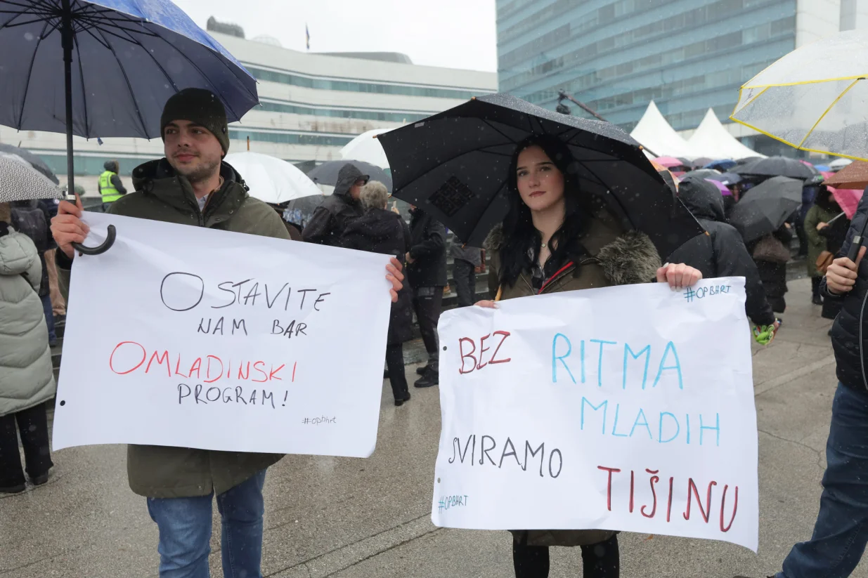 Protest uposlenika Radiotelevizije Bosne i Hercegovine BHRT ispred zgrade Parlamentarne skupštine Bosne i Hercegovine./Senad Gubelić