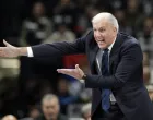 epa10343188 Partizan's head coach Zeljko Obradovic reacts during the Euroleague basketball match between Partizan Belgrade and Valencia Basket in Belgrade, Serbia, 01 December 2022. EPA/ANDREJ CUKIC/Foto: Andrej Cukic