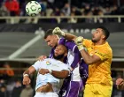 Soccer Football - UEFA Conference League - Fiorentina v AEK Athens - Stadio Artemio Franchi, Florence, Italy - November 27, 2025 AEK Athens' Thomas Strakosha in action with Fiorentina's Edin Dzeko REUTERS/Alberto Lingria/Foto: Alberto Lingria