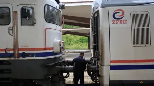 Sarajevo, Bosna i Hercegovina - 1. juni 2020:Nakon pauze od više od dva mjeseca, u sklopu mjera poduzetih zbog širenja koronavirusa, u Federaciji Bosne i Hercegovine ponovno je uspostavljen željeznički saobraćajŽeljeznice Federacije Bosne i Hercegovine od danas uspostavljaju željeznički putnički prevoz u lokalnom saobraćaju, a vozovi će voziti u skladu sa izmijenjenim redom vožnje Na Željezničku stanicu u Sarajevo u jutarnjim satima stigao je voz sa dvadesetak putnika, koji saobraća na relaciji Sarajevo - Čapljina - Sarajevo (Mustafa Öztürk - Anadolu Agency)/Mustafa Öztürk