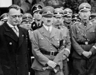 Adolf Hitler sa Arthur Seyss-Inquartom koji mu je predao Austriju/