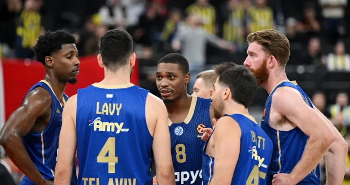 Basketball - EuroLeague - Fenerbahce v Maccabi Tel Aviv - SAP Garden, Munich, Germany - November 11, 2025 Maccabi Tel Aviv's Lonnie Walker IV with teammates REUTERS/Angelika Warmuth/Foto: Angelika Warmuth