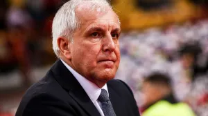 epa10298706 Partizan's head coach Zeljko Obradovic reacts during the Euroleague basketball match between Olympiacos Piraeus and Partizan Belgrade in Piraeus, Greece, 10 November 2022. EPA/GEORGIA PANAGOPOULOU/Foto: Georgia Panagopoulou