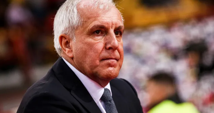 epa10298706 Partizan's head coach Zeljko Obradovic reacts during the Euroleague basketball match between Olympiacos Piraeus and Partizan Belgrade in Piraeus, Greece, 10 November 2022. EPA/GEORGIA PANAGOPOULOU/Foto: Georgia Panagopoulou