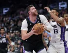 Nov 28, 2025; Salt Lake City, Utah, USA; Utah Jazz center Jusuf Nurkic (30) looks to shoot the ball past Sacramento Kings forward Keegan Murray (13) during the second half at Delta Center. Mandatory Credit: Chris Nicoll-Imagn Images/Foto: Chris Nicoll