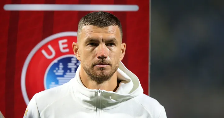 Soccer Football - FIFA World Cup - UEFA Qualifiers - Group H - Bosnia and Herzegovina v Romania - Stadion Bilino Polje, Zenica, Bosnia and Herzegovina - November 15, 2025 Bosnia and Herzegovina's Edin Dzeko lines up before the match REUTERS/Amel Emric/Foto: Amel Emric