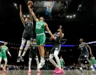 Nov 18, 2025; Brooklyn, New York, USA; Boston Celtics center Luka Garza (52) fights for a rebound against Brooklyn Nets forward Michael Porter Jr. (17) and guard Terance Mann (14) and center Nic Claxton (33) during the first quarter at Barclays Center. Mandatory Credit: Brad Penner-Imagn Images/Foto: Brad Penner